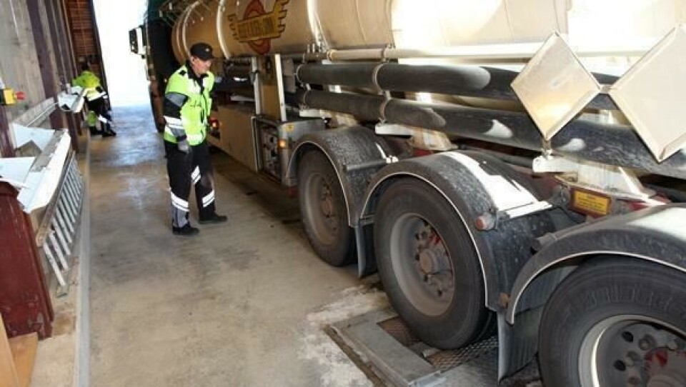 Inspektør Terje Olsen konstaterer at det blir mangellapp parkeringsbremsen på dette semitrailerhjulet.