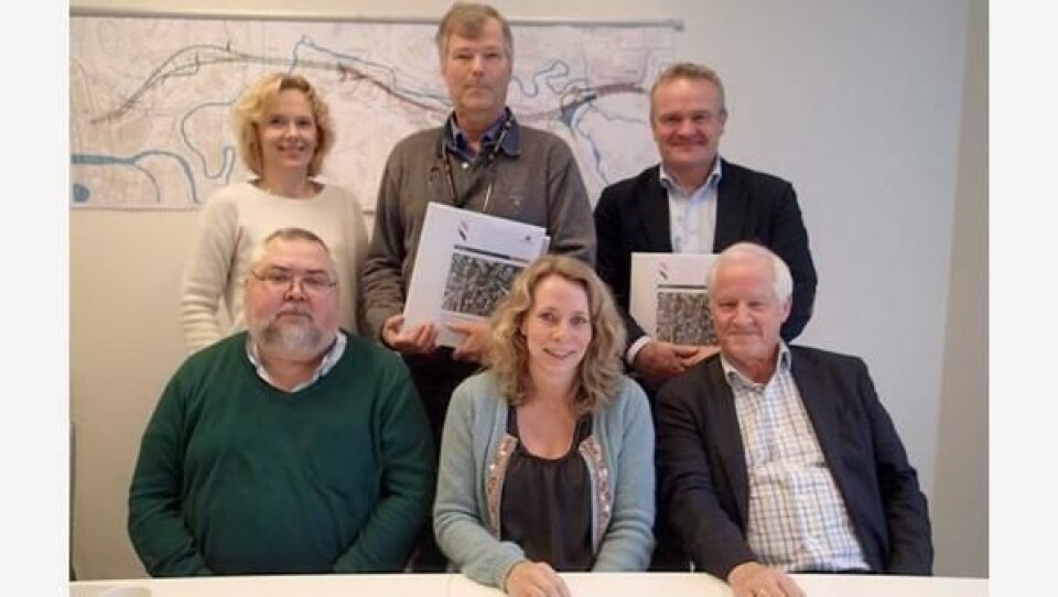 En fornøyd gjeng fra NCC og Statens vegvesen etter signeringen av kontrakt om bygging av Bjørnegårdtunnelen.