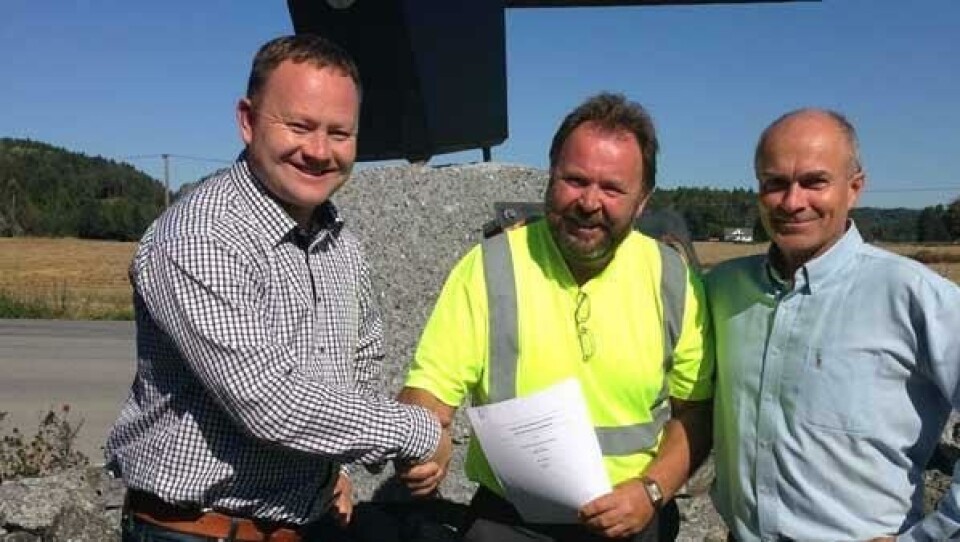 Avtalen er signert. NCC Roads kjøper Grenland Massegjenvinning AS. Fra venstre: direktør for Steinmaterialer i NCC Roads, Frode Jørgensen, daglig leder i Grenland Massegjenvinning, Runar Stamland og salgssjef i NCC Roads Steinmaterialer, Øystein Nordtorp.