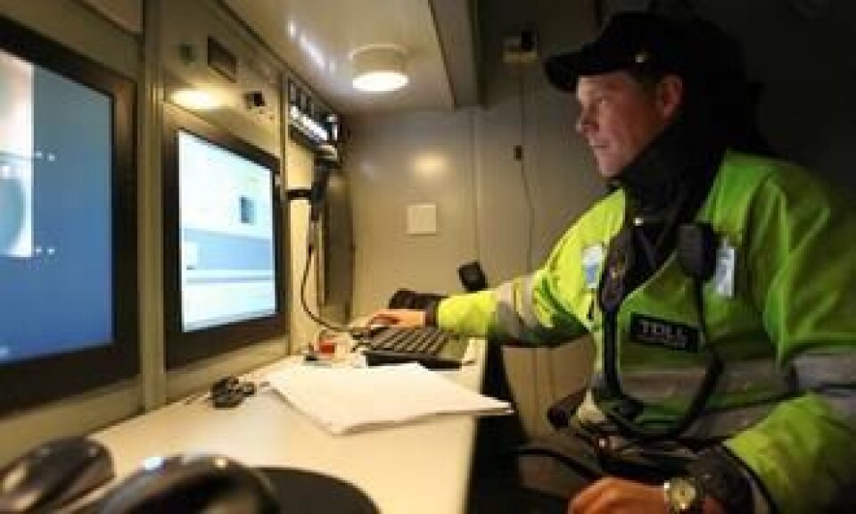 Skanneroperatør Stian Grinden i arbeid inne i skannelastebilen. Volvo-en styres fra dette kontrollrommet under skanningen.
