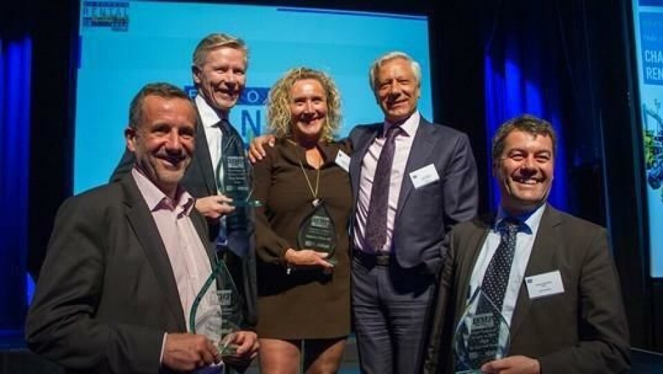 Den norske prisvinneren i godt selskap med de øvrige prisvinnerne under konferansen. Fra v. Xavier Duboys, Kiloutou, Vesa Koivula, Cramo, Nina Aasland, Naboen Utleie, Erkki Norvia, Ramirent og Gerhardt Gasser, Hilti.