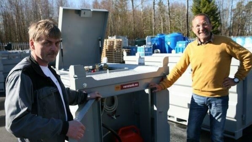 - En robust, mellomstor bulkcontainer nyutviklet med dør og lagerrom, forteller Tor-Arne Østli (t.v.) og Peter Aanes om denne ADR-tanken.