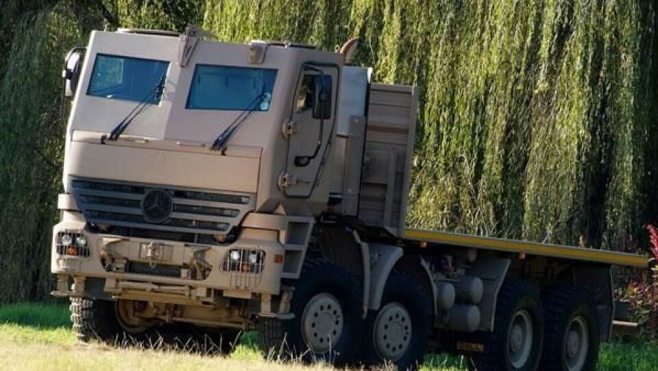 Daimler mener en uryddig forhandlingsprosess har skjedd når det gjelder anskaffelse av militære lastebiler til Norge og Sverige. Bildet viser en militærversjon av Mercedes-Benz Actros.