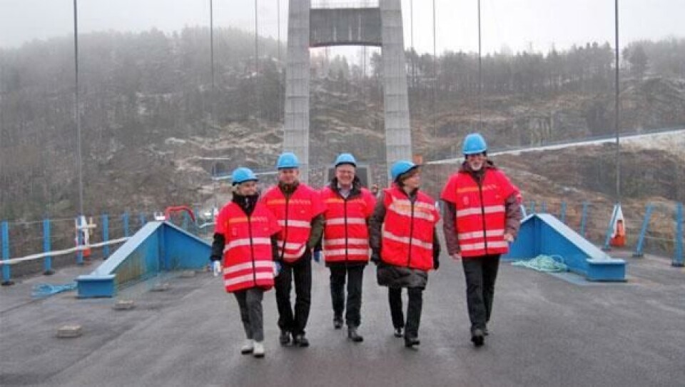 Første tur på Hardangerbrua for (f.v.) fylkesvaraordfører Mona Haugland Hellesnes, varaordfører Stig Yngve Røkenes, Ulvik, ordfører Anved Johan Tveit, Eidfjord, ordfører Solfrid Borge, Ullensvang og nestleder i brustyret, Magnar Lussand fra Granvin.