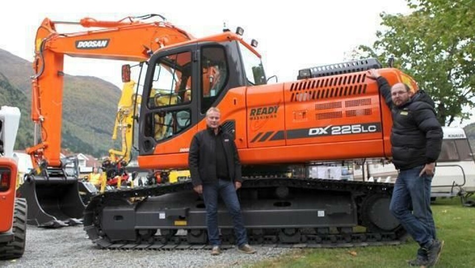 Salgssjef Paul Håkon Endresen (t.h.) og Doosan-selger Geir Henning Nygard med den nye maskinen på Loen-dagene.