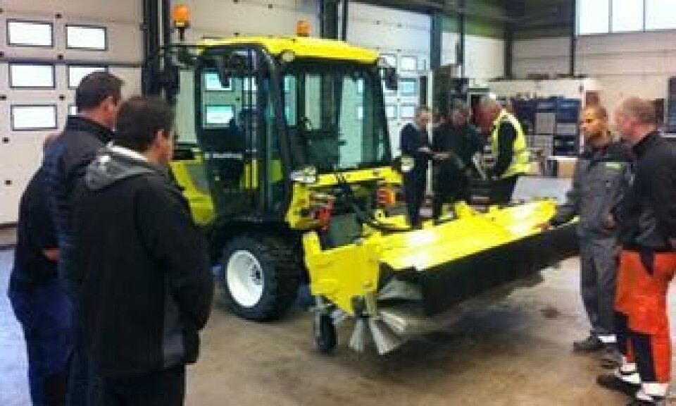 Flere representanter fra kommuner på Østlandet var på besøk på anlegget til Bulder på Solbergmoen for å se Multihog-maskinen.