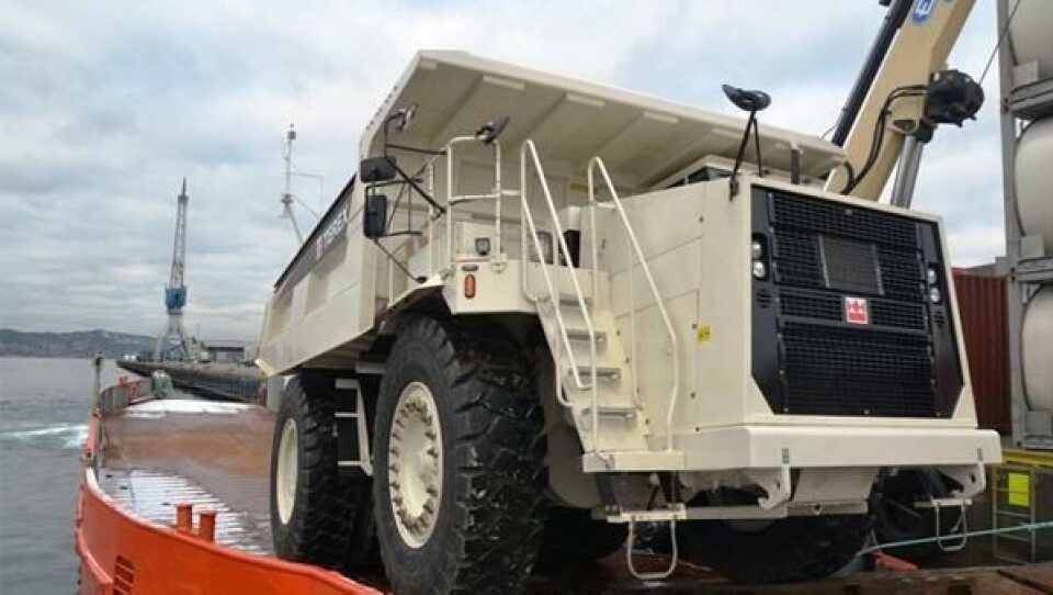 Her er Terex-maskinen på vei i land i Bergen.