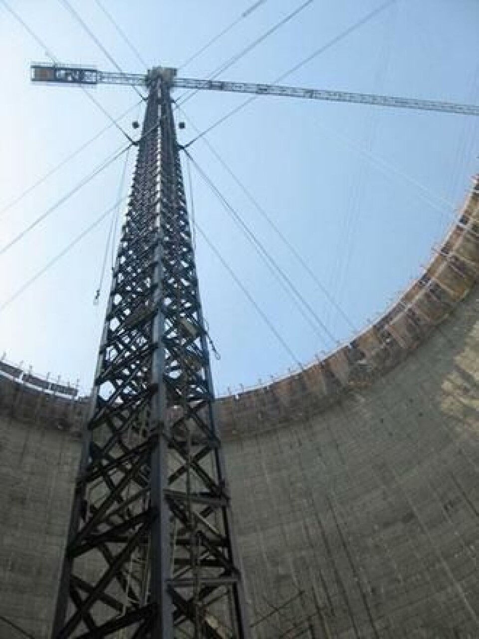 Kranene er støttet opp med vaiere inne i kjøletårnet.