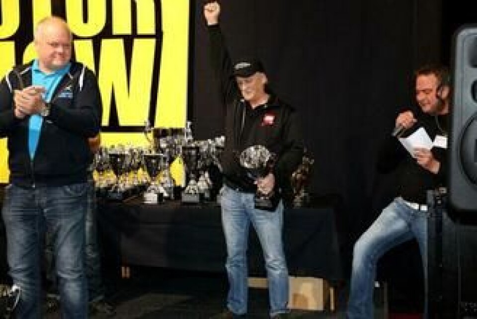 Thord Gahne fra Visby i Sverige strekker armen i været da han blir ropt opp som vinner av Scandinavian Truck Trophy 2012 med «Big Chief». Til venstre står Ralf Ekdahl som tok andreplass med «Road Cruiser».