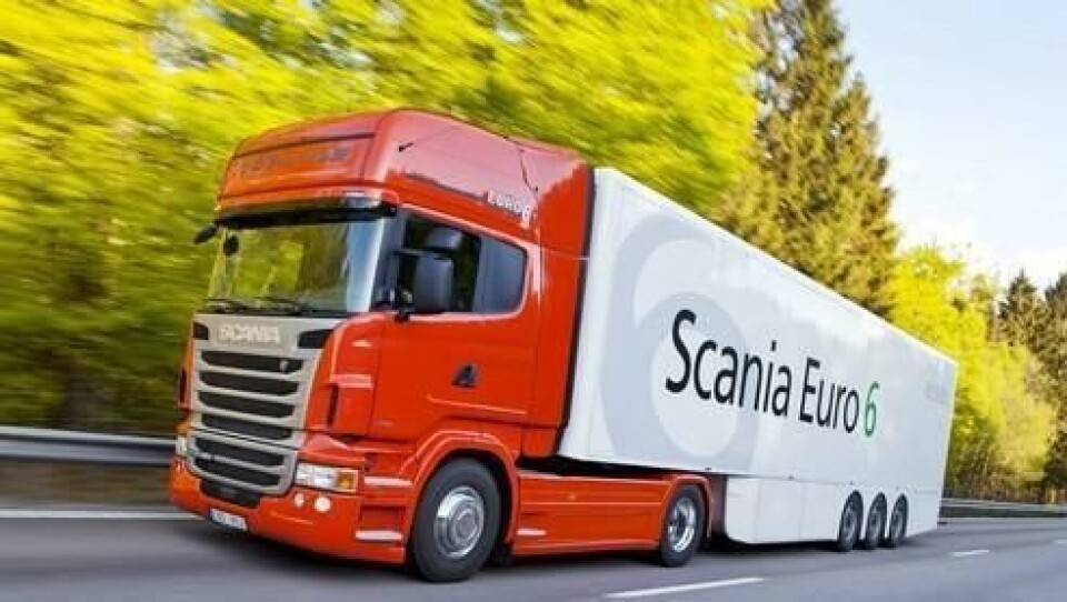 Scania R480 Euro 6 med forutseende fartsholder og sikkerhetsutstyr som elektronisk stabilitetskontroll (ESP) og LDW (Lane Departure Warning) som varsler hvis man utilsiktet er i ferd med å kjøre ut av kjørebanen eller den filen man befinner seg i. Legg også merke til komplett spoilersett og full sideinnkledning av trekkvogn og semitrailer for å oppnå lav luftmotstand.