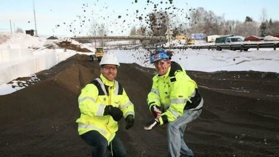 I haugen av lette Leca-kuler blir store gutter lekne smårollinger, fra venstre Tom Atle Petterson (salgsansvarliganlegg Leca Weber) og anleggsleder Mads Bakken (Martinsen & Duvholt AS)