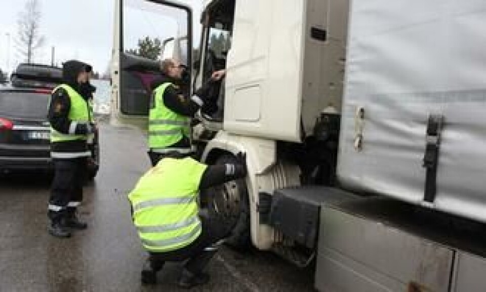 Her sjekker kontrollør Trond Høivangli dekk mens tollinspektører sjekker papirer og diesel.