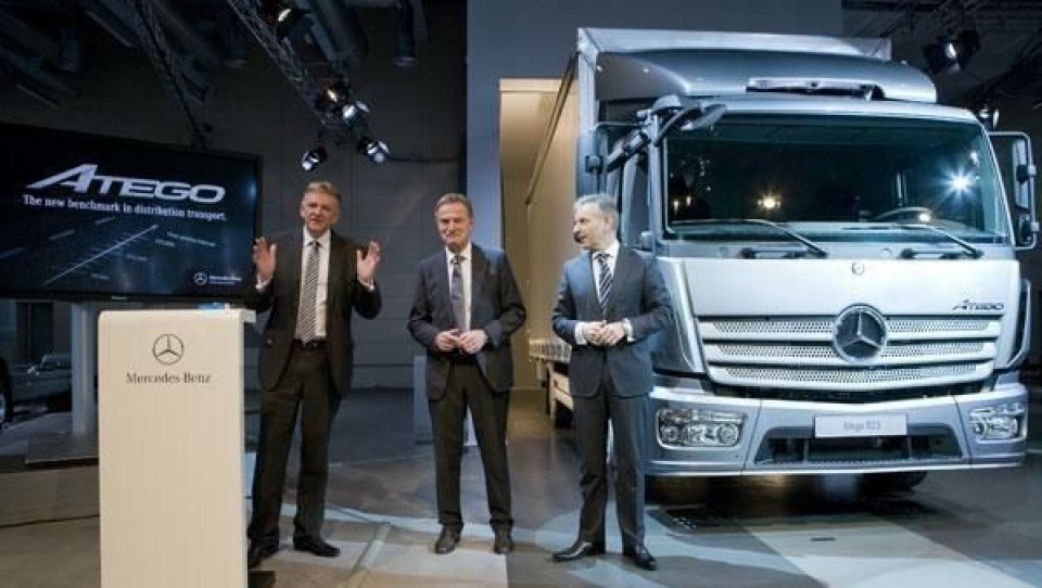 Verdenslanseringen av Atego var Andreas Renschlers (til venstre) siste store oppgave som ansvarlig for Daimler Trucks og Daimler Buses. Her sammen med Georg Weiberg som har ledet en massiv fornyelse av alle A-bilene og lastebilsjef Stefan Bucner.