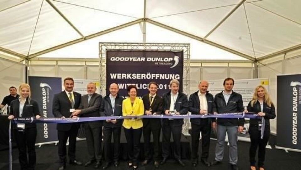 Stor dag i den tyske byen Wittlich: Borgermester Joachim Rodenkirch (nr. 2 fra venstre) åpner offisielt Goodyear Dunlops nye regummieringsanlegg.