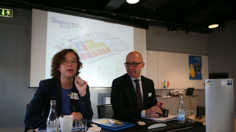 Alrun Griepenkerl fra det Tysk-Svenske Handelskammeret i Stockholm arrangerte pressekonferansen for nordisk presse onsdag. Til høyre er Klaus Dittrich som er direktør for Messe München og ansvarlig for Bauma-arrangementet. Bak er utstillerområdet som har vokst ytterligere.