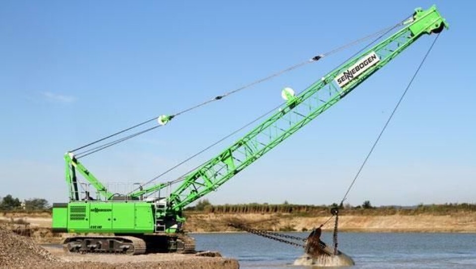 Sennebogen 655 HD dragliner i aksjon. Draglinere er ideelle til å grave bort mudder og løsmasser på bunnen av havneanlegg.