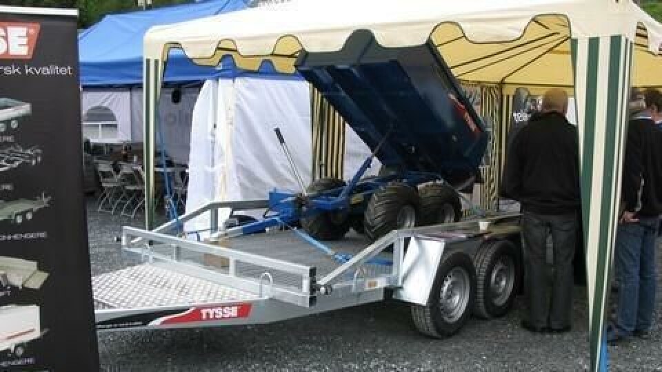 Den store nyheten hos Tysse Mekaniske Verksted AS was en ny maskinhengeer med en liten minidumper med hydraulisk tipp på planet.