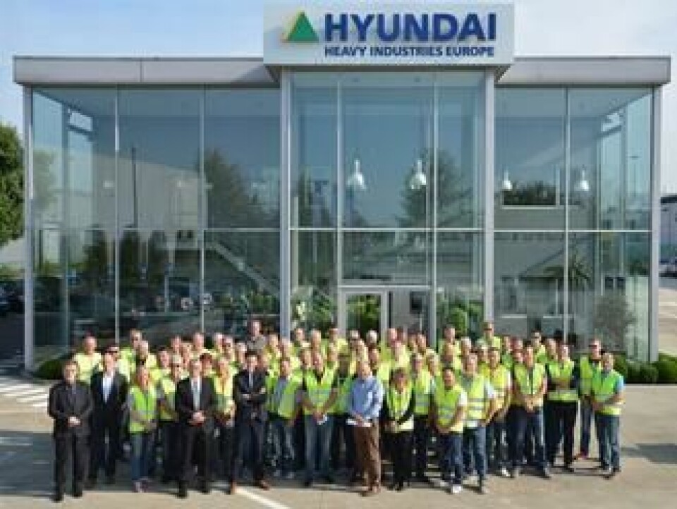 MEF-gjengen foran hovedinngangen på Hyundais Europa-hovedkontor.