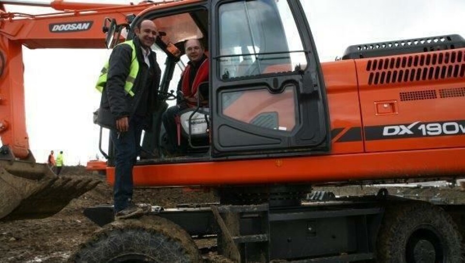 Doosans Product Manager, Europa, Cedric Prins (t.v.) og Rosendal Maskins Paul Håkon Endresen kunne fortelle AT.no at denne maskinen, en hjulgraver DX 190W-3, lanseres i begynnelsen av november.