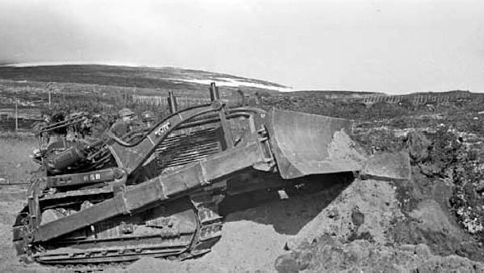 Dozer i arbeid på Nordlandsbanen på Saltfjellet i 1949. Bildet er brukt med tillatelse fra Norsk jernbanemuseum, Jernbaneverket.