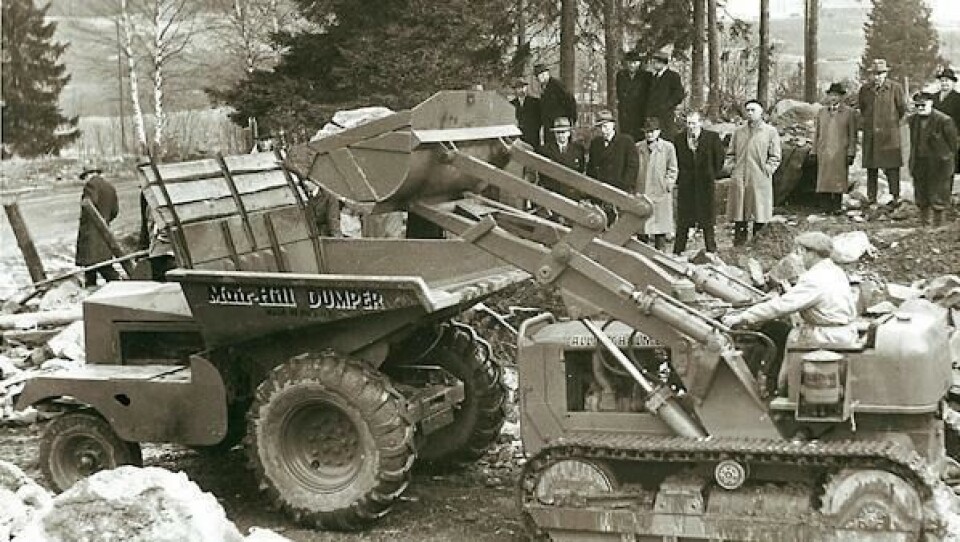 I Hesselbergs arkiver finnes det solide bevis på at selskapet har handlet med og demonstret maskiner. Denne visningen av nye arbeidsmetoder ble utført i 1949, dengang Allis Chalmers beltelaster var blant det mest moderne som kunne fremskaffes.