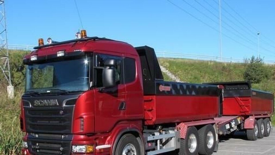 Scania R730 med dumperpåbygg og dumperkjerre.