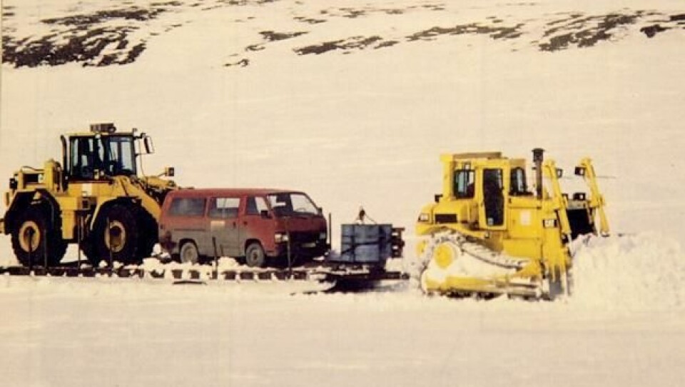 Vinterstid foregår all tungtransport mellom Svea og Longyearbyen med sledetransport med en dpzer som «trekkhund». Her er dozeren i ferd med å trekke inn en Cat 966 som skal jobbe i Svea.