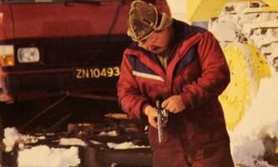 Ingen beveger seg i ødemarken på Svalbard uten våpen. Karene som kjører sledetransport mellom Longyearbyen og Svea om vinteren sitter alene i dozeren i opptil 13 timer. Våpenet er alltid med.