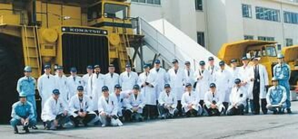 Hos Komatsu i Japan er det tradisjon at besøkende blir utstyrt med hvite frakker når de er på besøk. Delegasjonen ble fotografert i 1992. Skal vi gjette på at bildet ble tatt foran dumptrucken som senere gikk til Titania?