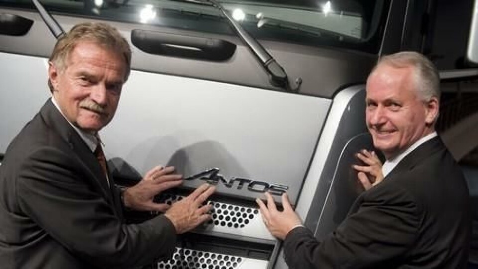 Georg Weiberg (til venstre), leder av Truck Product Engineering, og Hubertus Troska, toppsjef for Mercedes-Benz lastebiler i Europa og Latin-Amerika, gir oss et lite glimt av fronten på nye Mercedes-Benz Antos. Vi mer enn aner et sterkt slektskap til nye Actros.