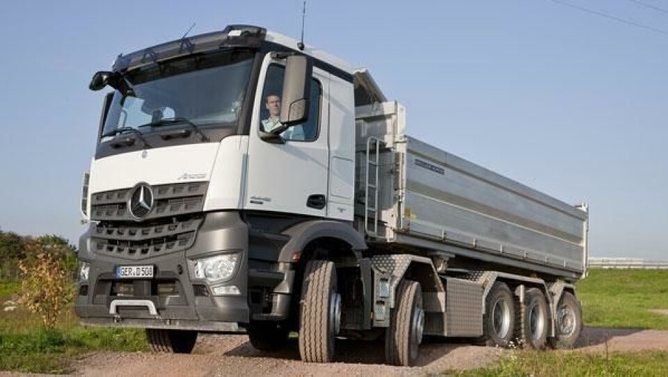 Med styring på første, andre og siste aksel og lange fjærbevegelser har den nye femakslede Mercedes-Benz Arocs like god fremkommelighet som en fireakslet lastebil.