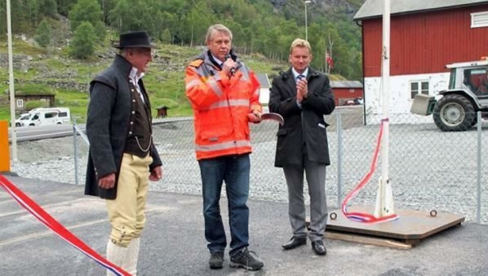 Direktør i Vegdirektoratet, Lars Aksnes, kuttet norgesbåndet. Ved siden av ham står ordfører i Vang, Vidar Eldtun(t.h.) og ordfører i Lærdal Jan Geir Solheim.