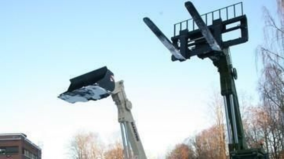 To av de fem Manitou-truckene avbildet sammen med produktsjef Ragnar Ovenstad (t.v.), direktør Sverre Gabrielsen, Normann Olsen Maskin AS og kaptein Cato Berg, orlogskaptein Marius Lystad og major Øistein Sabel Christophersen, alle Forsvarets Logistikkorganisasjon.