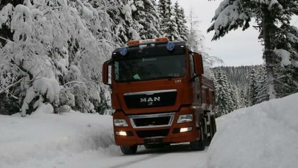Med dagens avanserte MAN anleggsbiler utstyrt med nye dekk i toppklassen, ble kjøringen i skogsløype en komfortabel opplevelse.