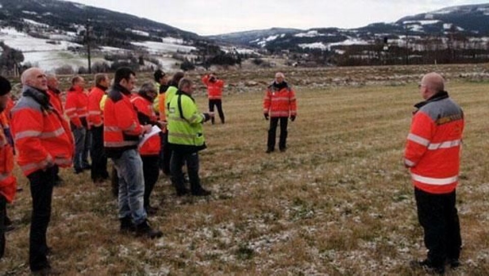 Ingeniørgeolog Nils Rømoen orienterer om fjellets beskaffenhet i sørenden av der hvor Hundorptunnelen skal gå. Byggeleder Roger Jenshus med ryggen til.