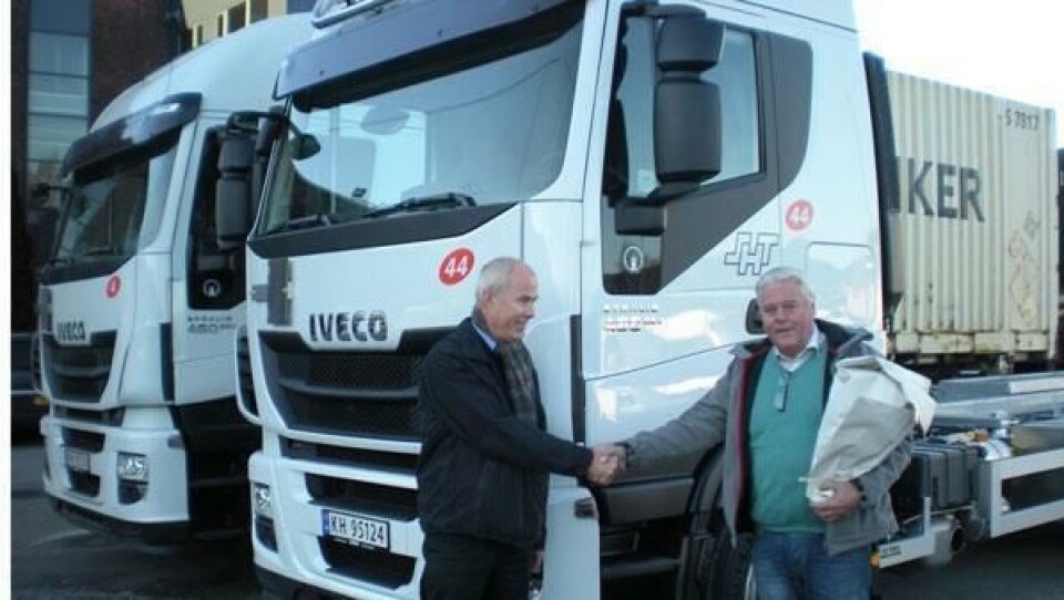 Leif Erik Nilssen, Key Account Manager hos Iveco Norge AS, (til venstre) overleverer åtte Iveco Stralis til Jens Fredriksen, daglig leder i SH Transport AS.