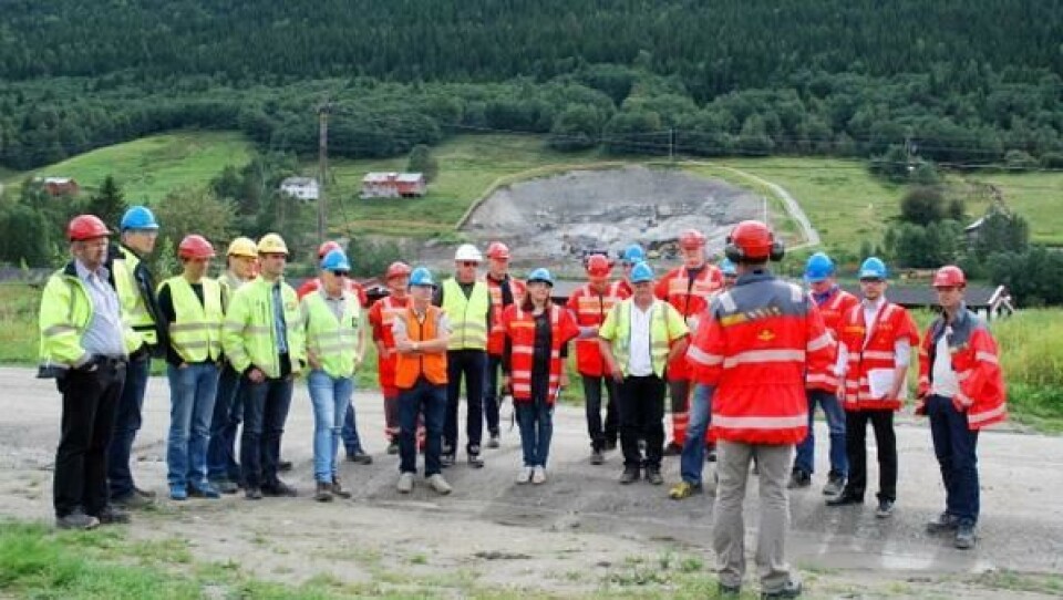 Mange entreprenører er interessert i å delta i konkurransen om bygging av ny E6 Vinstra-Sjoa. Under tilbudsbefaringen stoppet følget på Kvam, ved det nordlige tunnelpåhugget til Teigkampentunnelen.