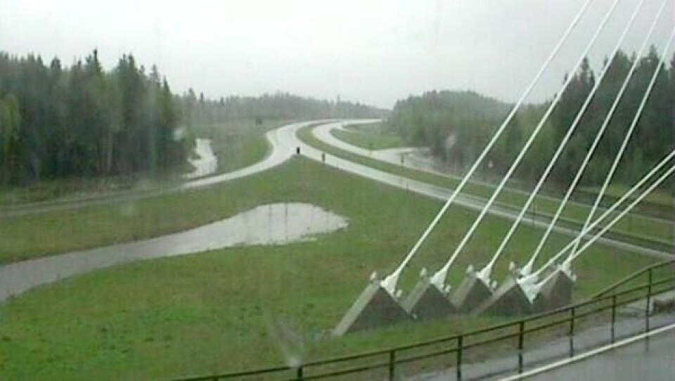Regn og mye vann i bakken ved E6 på Kolomoen i Hedmark i dag.