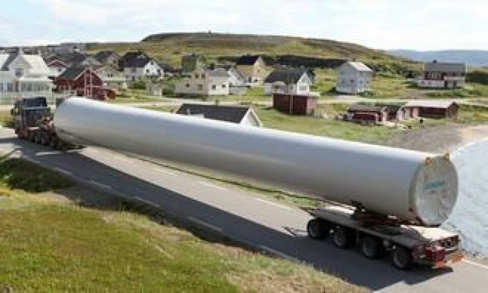 Lange og tunge transporter er blitt et vanlig syn i Kongsfjord. Transportene av 15 vindgeneratorer har foregått i mange uker sommeren 2014. Bilen med mellomtårnet er en MAN 540 hk 8x4 med styring på to aksler standard girkasse med converter.