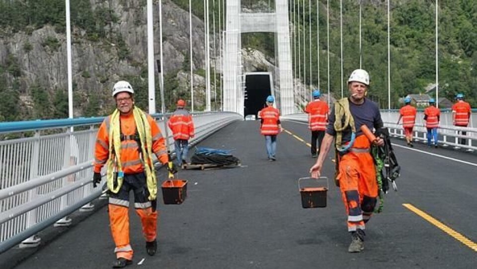 På vei til malerjobb på brua.