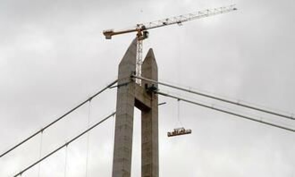 Sluttarbeid med byggekranen på tårntoppen i Vallavik. Begge byggekranene skal demonteres og løftes vekk i 15 operasjoner hver, utført med helikopter.