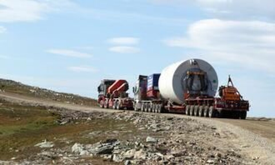 To trekkbiler gir god fremdrift og godt feste opp bakkene mot Raggovidda. Forrerste er en Mercedes-Benz 510 hk 8x8 med to styrende aksler. Denne har standard girkasse og er påmontert en Palfinger 150TM-kran. Bil nummer to er Scania 620 hk 8x4 med to styreaksler. Scania-en har Allison-transmisjon.
