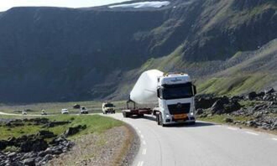 Bakre del av konvoien kjører gjennom den storslåtte naturen ved Berlevåg med turister og lokalbefolkning på hjul. Trekkbilen med vingen er en Mercedes-Benz 510 hk, 6x2 med standard girkasse.