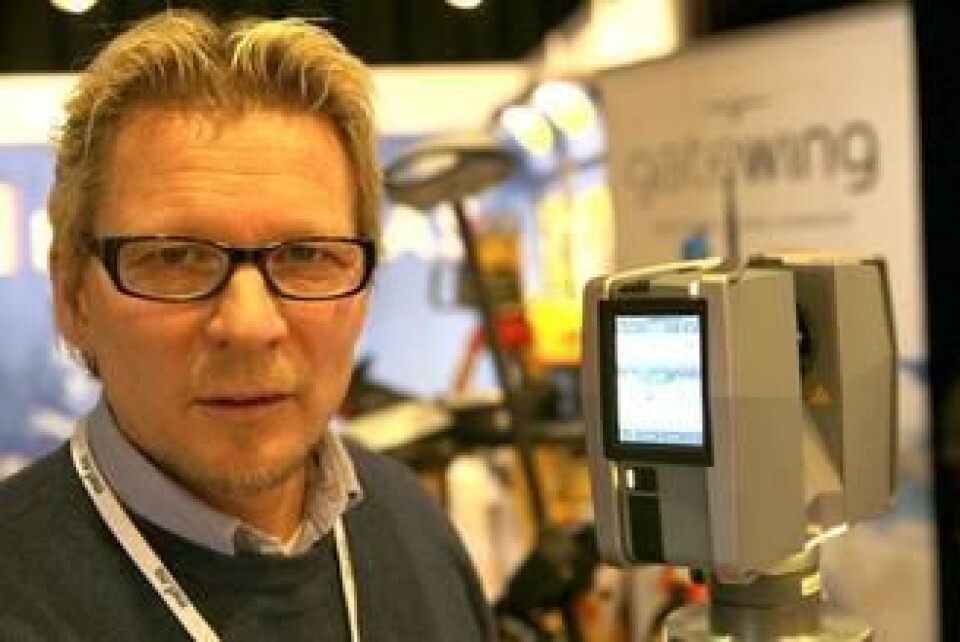 Joh Einar Solhaug viste frem laserskanneren DR400 på Anleggsdagene 2013 på Gardermoen.