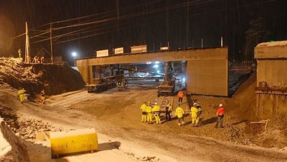 I løpet av 12 minutter ble den 1000 tonn tunge jernbaneundergangen kjørt på plass. Se høyrekanten av betongkonstruksjonen.