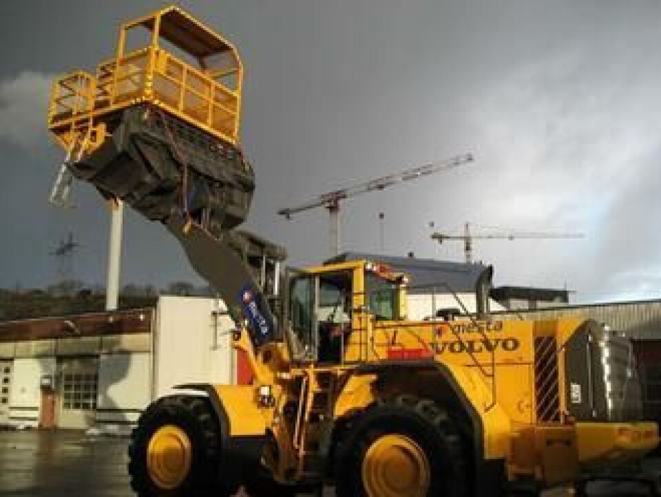 Volvo L350F med M08 arbeidsplattform.