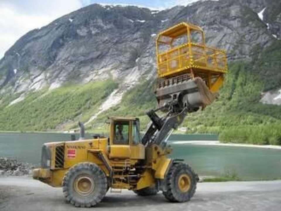 Volvo L150E med M10 arbeidsplattform.