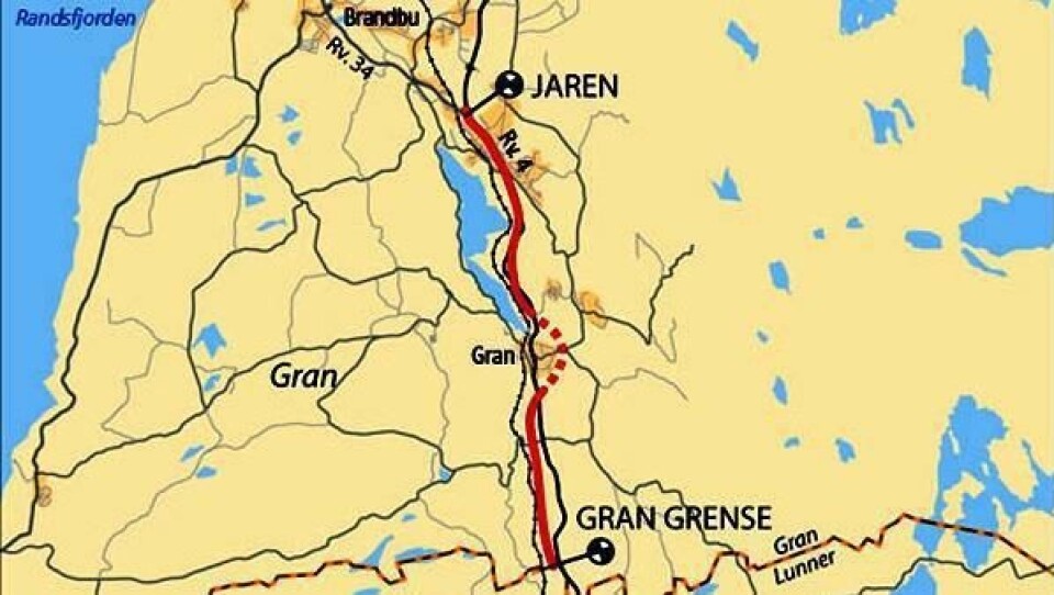 Den nye traséen er markert i rødt. Striplet linje er der hvor det skal være tunnel. Dagens trasé er i svart farge.