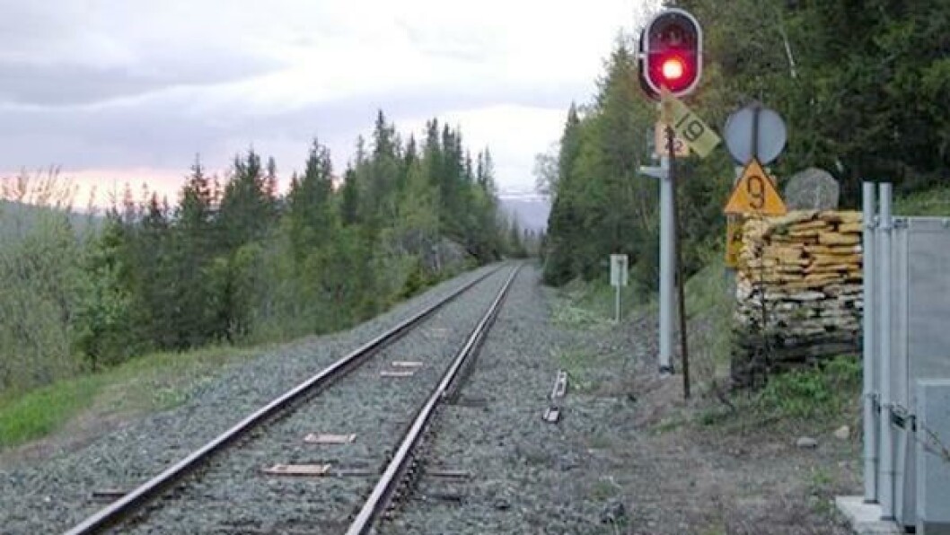 Meråkerbanen har en betydelig lavere standard enn banen har på svensk side. Mittbanan ble for mange år siden elektrifisert helt fram til riksgrensen mot Norge, og banen er nylig opprustet og modernisert for store beløp. På norsk side har banen dieseldrift og manuell trafikkstyring. Det ønsker den norske regjeringen å gjøre noe med. Meråkerbanen har en betydelig lavere standard enn banen har på svensk side. Mittbanan ble for mange år siden elektrifisert helt fram til riksgrensen mot Norge, og banen er nylig opprustet og modernisert for store beløp. På norsk side har banen dieseldrift og manuell trafikkstyring. Det ønsker den norske regjeringen å gjøre noe med.