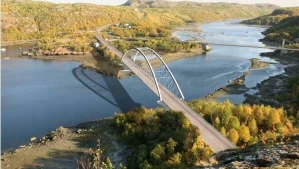 Broen bygges 200 meter nedenfor den eksisterende broen ved Elvenes, der Pasvikelva renner ut i Bøkfjorden.